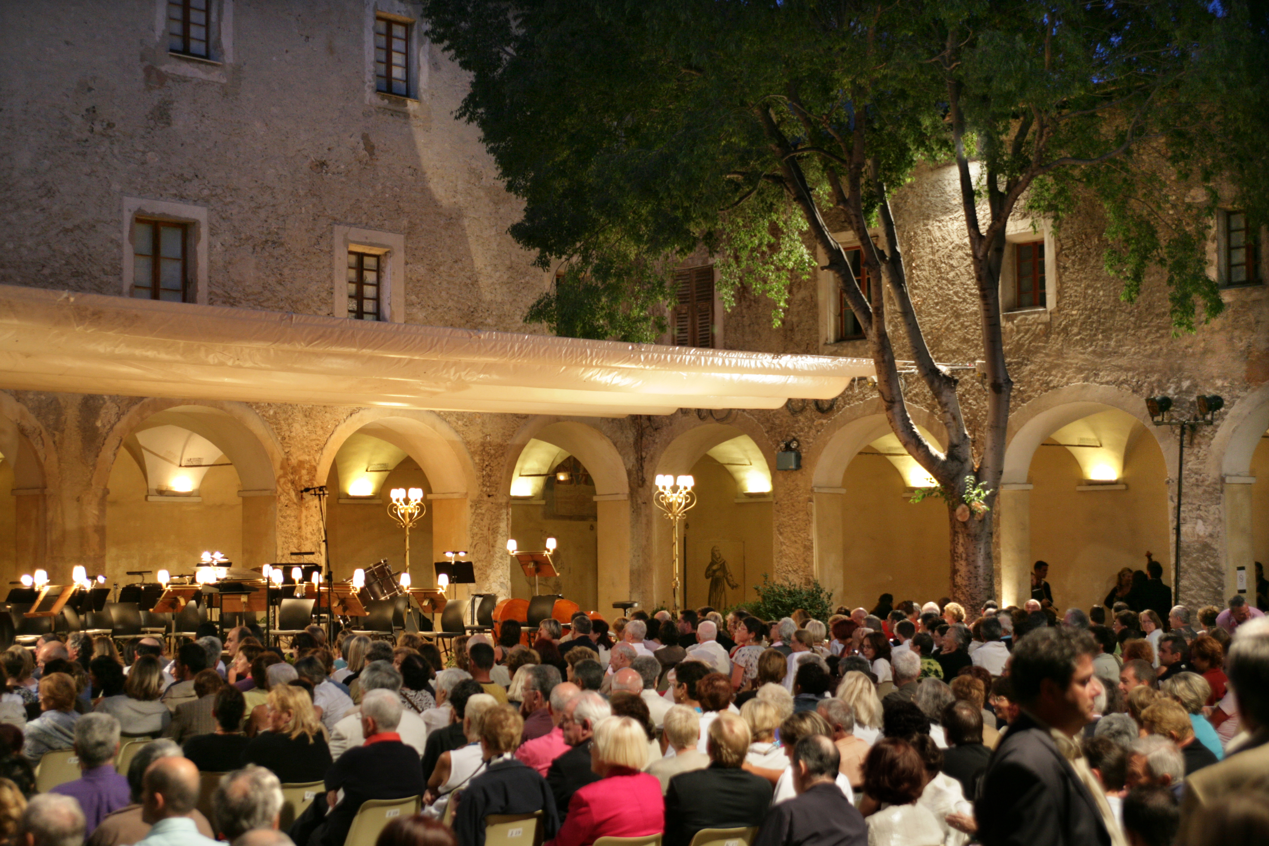 SCENE CLOITRE PUBLIC Concert 05 © Elian Bachini.jpg